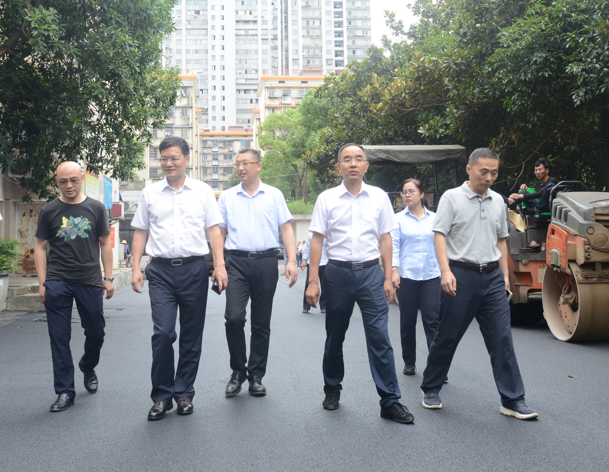 20200624127679.jpg 杨雄伟检查大院沥青路面革新事情DSC_6474_副本.jpg