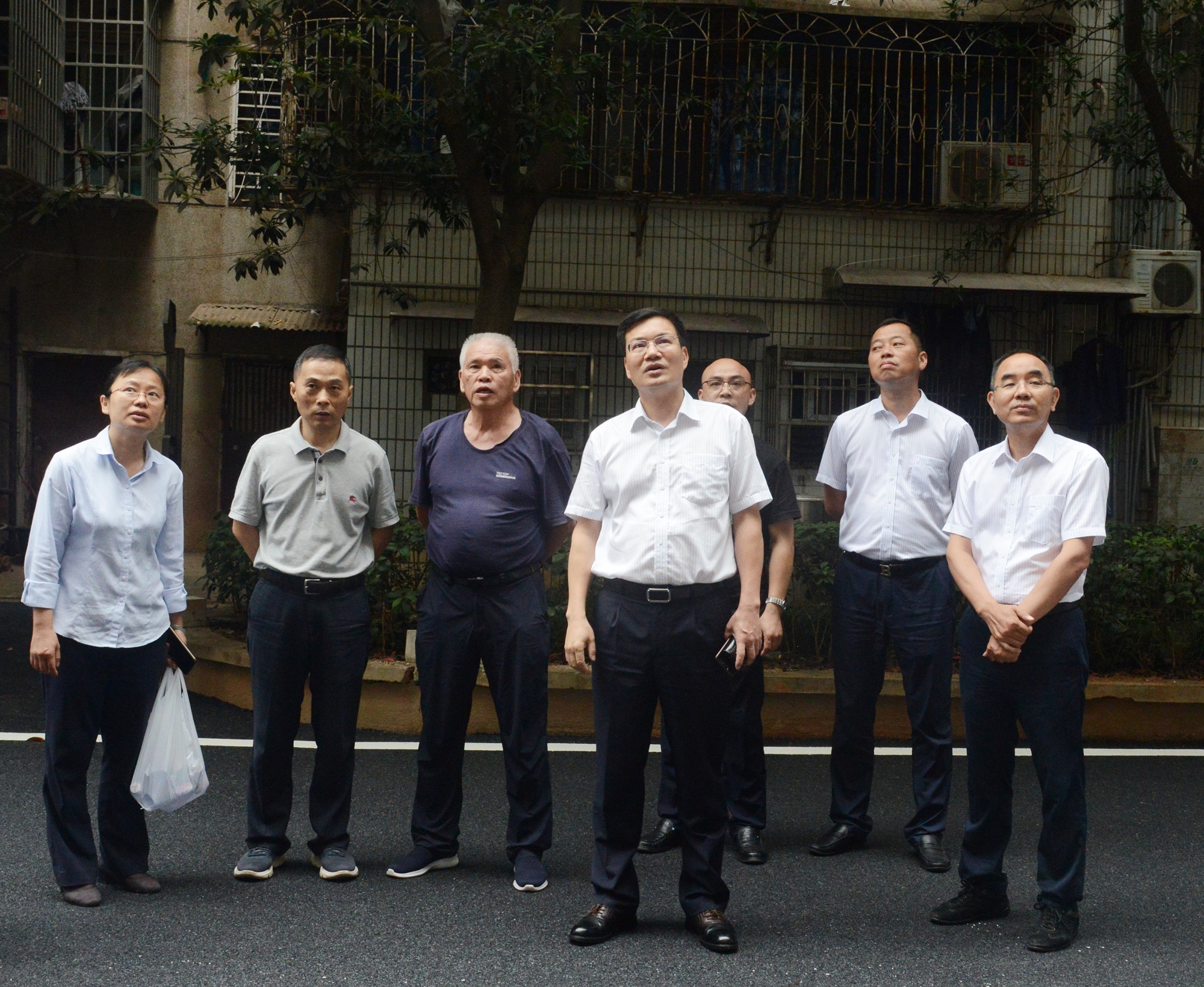 20200624518834.jpg 杨雄伟检查北院楼梯房电梯加装施工DSC_6524_副本.jpg