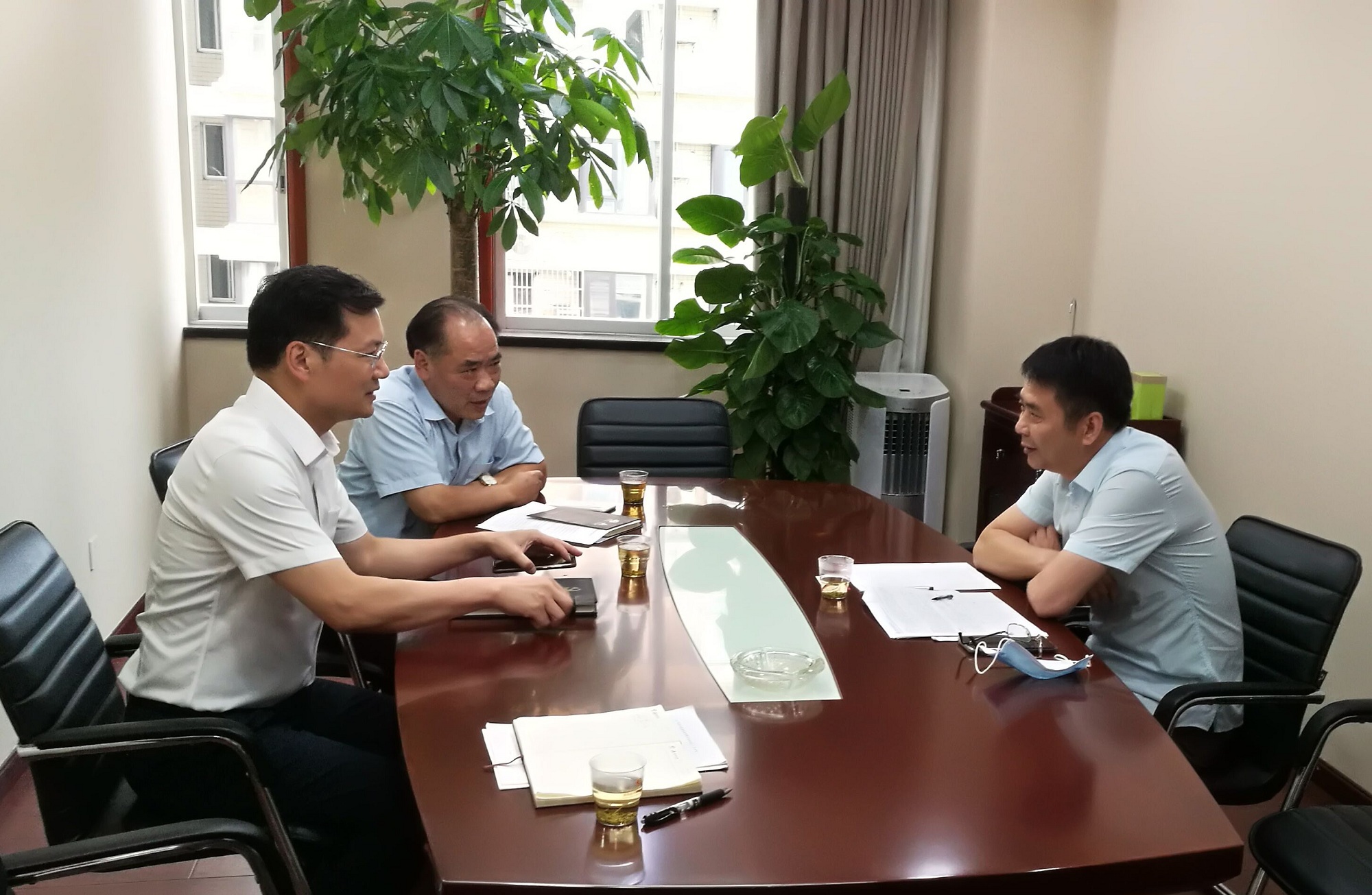 20200624769881.jpg 杨雄伟与专家组相同交流_副本.jpg