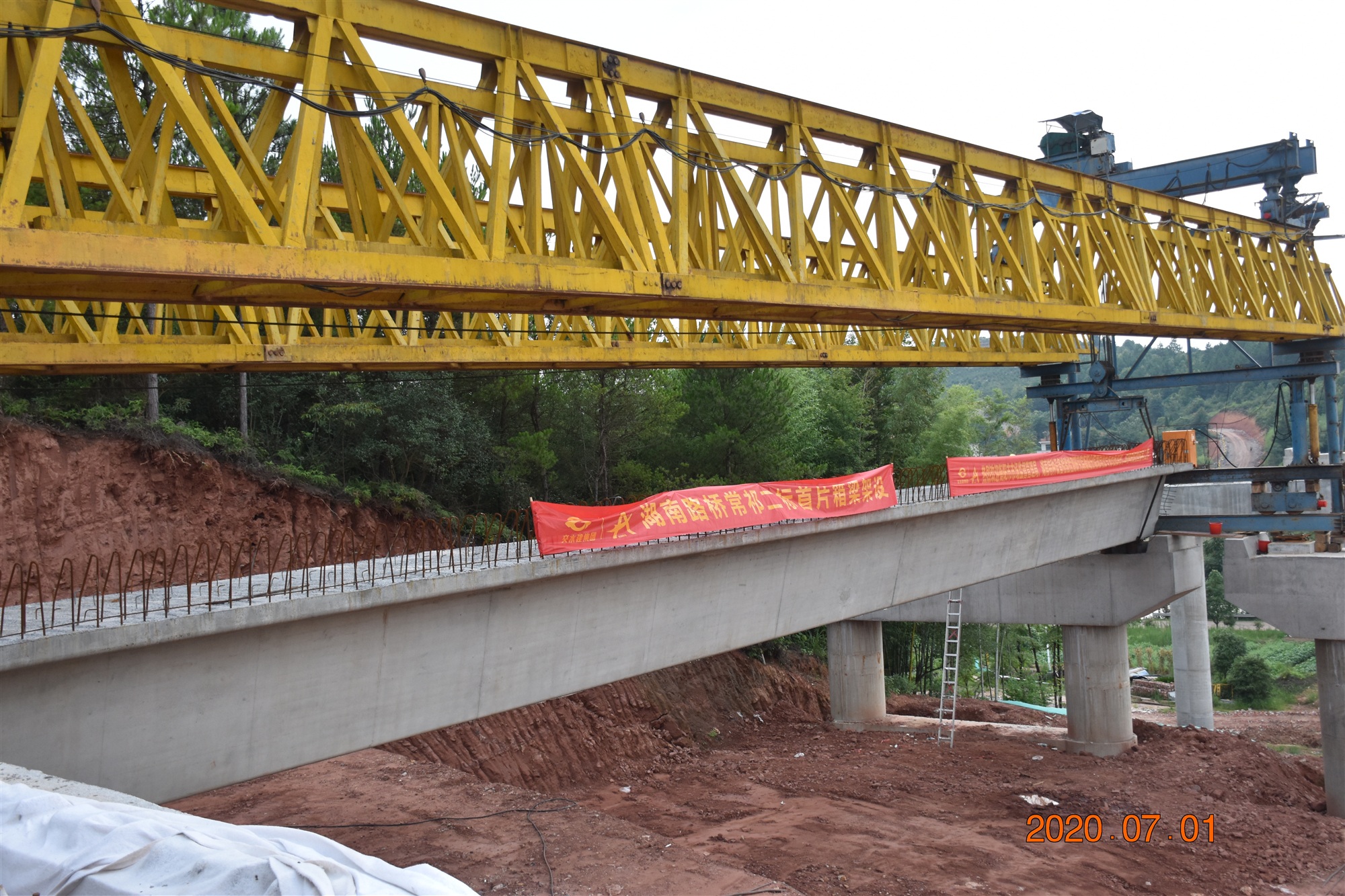 20200710140640.jpg 常祁二标首片箱梁乐成架设 图2_副本.jpg