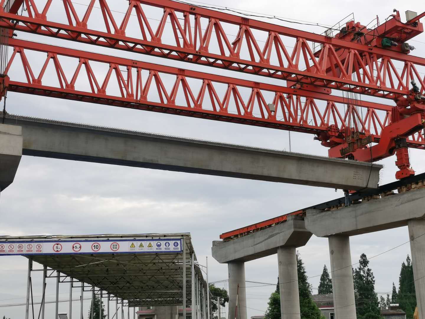 20200722440258.jpg 伍益14标大里程偏向首片梁板乐成架设照片 (2).jpg