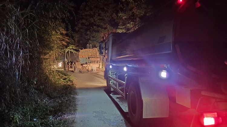 20221018116943.jpg 照片:茶常14标公路人36公里驰援龙海镇森林火灾现场.jpg